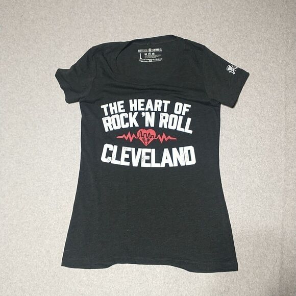 Cleveland Tshirt Rock And Roll. Condition is Pre-owned. - Picture 1 of 4